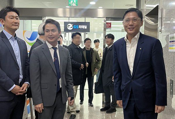 허서홍 GS리테일 대표이사(오른쪽)가 취임 후 첫 주주총회에 참석해 본업 경쟁력 강화를 통한 내실 다지기를 다짐했다. 허 대표가 20일 GS리테일 54기 정기 주주총회에 참석해 취재진의 질문에 답하고 있다. /사진=뉴스1