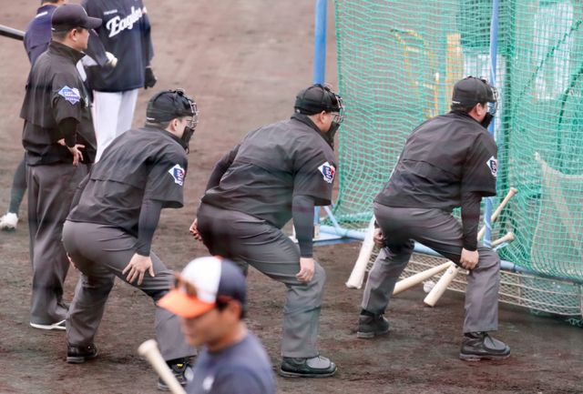 KBO리그가 피치클락, ABS존 변경 등 다양한 변화를 앞두고 있다. 사진은 지난달 26일 일본 오키나와 고친다 야구장에서 열린 KT 위즈와 한화 이글스 연습경기에 앞서 심판들이 스트라이크 콜 연습을 하고 있는 모습. /사진=뉴스1