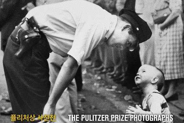 퓰리처상을 받은 최고 수준의 작품들을 만나볼 수 있는 '퓰리처상 사진전'이 다음 달 25일 대구 뮤씨엄에서 개막한다. 사진은 퓰리처상 사진전 포스터. /사진 제공=머니투데이
