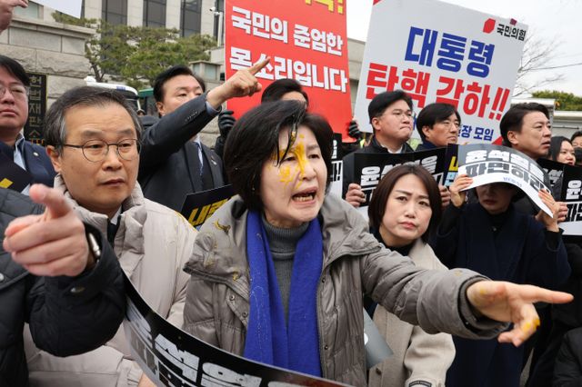 백혜련 더불어민주당 의원 등이 윤석열 대통령 파면 촉구 기자회견을 진행하던 중 윤 대통령 지지자들로부터 계란을 맞는 사건이 발생하자 경찰이 시위대 해산에 나섰다. 사진은 백 의원(맨앞 가운데)이 20일 서울 종로구 헌법재판소 앞에서 가진 윤 대통령 신속 파면 촉구 기자회견에서 계란을 얼굴에 맞은 후 윤 대통령 지지자들에게 항의하는 모습. /사진=뉴스1