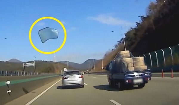 고속도로 1차로를 달리던 차량에서 뒷유리가 통째로 날아가는 사고가 발생했다. 사진은 고속도로에서 차 뒷유리가 통째로 날아가는 모습. /사진=유튜브 채널 '한문철 TV' 캡처