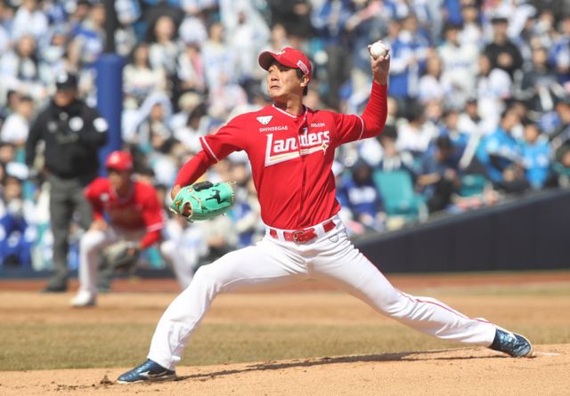 SSG랜더스가 외부 영입 없이 2025시즌을 준비한다. 사진은 2025시즌 시범경기에 선발 등판한 김광현. /사진=뉴스1