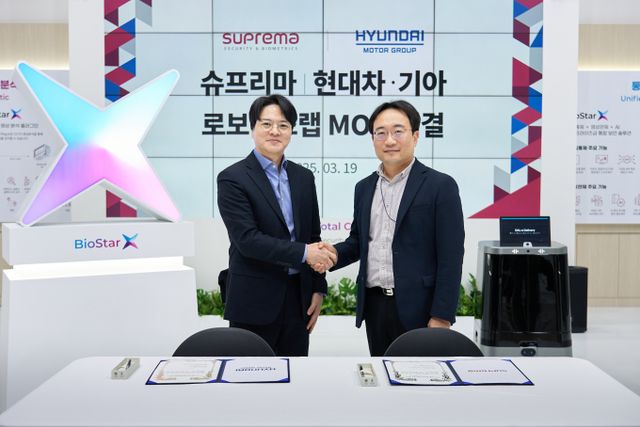 현대자동차·기아가 보안시스템 전문업체 슈프리마와 로봇 친화 빌딩 구축에 나선다. 현대차∙기아 로보틱스랩장 현동진 상무(오른쪽)와 슈프리마 김한철 대표(왼쪽)가 업무협약식 후 기념촬영을 하는 모습. /사진=현대자동차그룹 