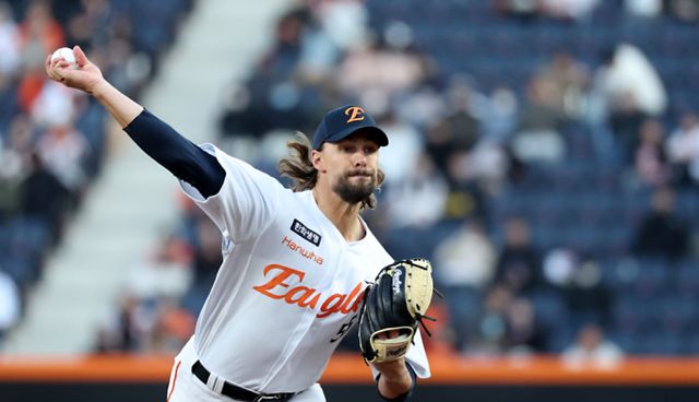 겨울 동안 전력 보강에 힘쓴 한화 이글스가 시범경기 동안 많은 주목을 받았다. 사진은 2025시즌 시범경기에 선발 등판한 라이언 와이스의 모습. /사진=뉴스1
