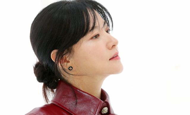 검찰이 배우 이영애가 윤석열 대통령 부인 김건희 여사와 연관돼 있다는 취지로 주장한 유튜버를 약식기소했다. 사진은 지난 2월 서울 강남구 현대백화점 압구정점에서 열린 명품 브랜드 구찌 포토콜 행사에 참석한 배우 이영애. /사진=뉴시