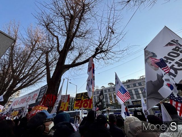 윤석열 대통령에 대한 탄핵심판일이 아직 공표되지 않은 가운데 탄핵을 찬성하는 쪽과 반대하는 쪽의 집회가 점점 심화하고 있다. 사진은 서울 종로구 헌법재판소 앞에서 시민들이 헌번재판소를 향해 "탄핵 각하"를 외치며 탄핵 반대 시위를 벌이는 모습. /사진=박세희 기자
