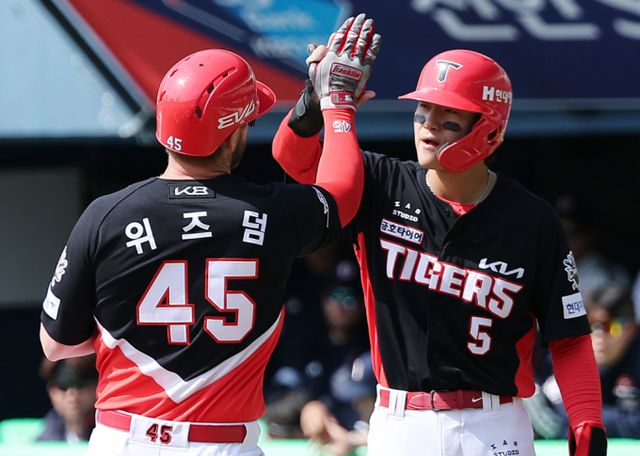 2025시즌 개막을 앞둔 10개 구단이 우승을 두고 본격적인 정규시즌에 나선다. 사진은 2025시즌 시범경기에 선발 출전한 패트릭 위즈덤과 김도영의 모습. /사진=뉴스1 /사진=(서울=뉴스1) 김진환 기자