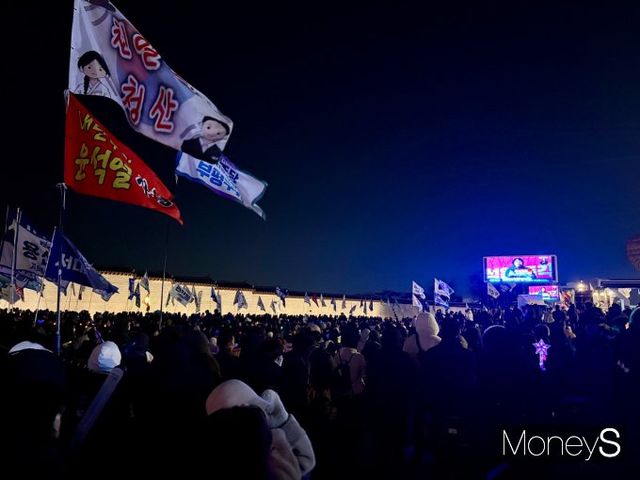 지난 19일 저녁 광화문 동십자각 앞에서 열린 윤석열 대통령 탄핵 찬성 시위에 시민들이 깃발과 응원봉을 흔들며 참여하고 있다. /사진=박세희 기자