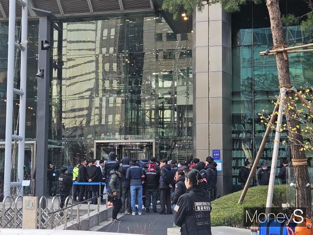 서울 강남구 포스코센터에서 20일 포스코홀딩스 주총이 열린 가운데 입장이 막힌 노조원들이 보안요원들고 대치했다. /사진=최유빈 기자