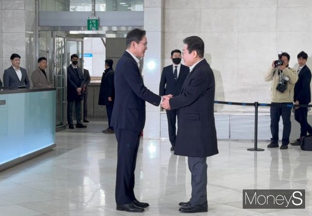 이재명(오른쪽) 더불어민주당 대표와 이재용 삼성전자 회장이 20일 오전 서울 강남구 멀티캠퍼스 역삼 SSAFY 서울캠퍼스에서 만나 공공외교에 대한 정부와 기업의 협력 필요성에 대해 공감하며 다양한 의견을 나눴다. /사진=정연 기자