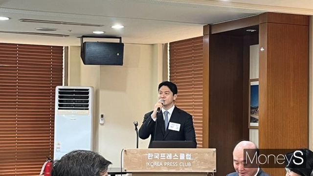 박진영 연세대학교 치과대학병원 교수가 임플란트 주위질환의 심각성을 주제로 발표하고 있다. /사진=곽선우 기자 