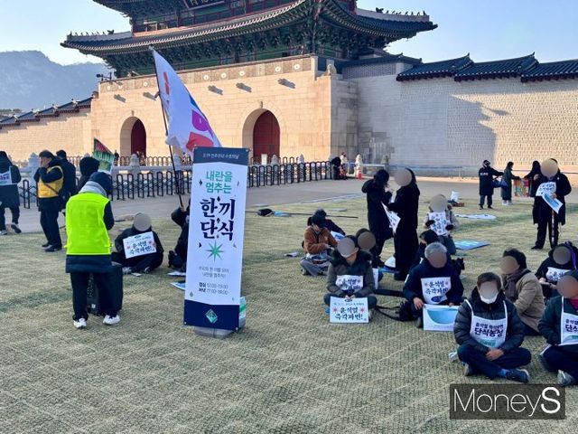 19일 오후 광화문 서십자각 앞에서 윤석열 대통령 탄핵에 찬성하는 시민들이 한 끼 단식 행사에 참여하며 탄핵을 촉구하고 있다. /사진=박세희 기자