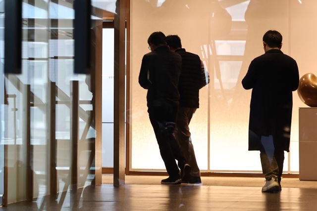 오세훈 서울시장이 검찰 압수수색과 관련해 신속한 수사를 요구했다. 사진은 검찰이 정치 브로커 명태균 씨가 연루된 여론조사 비용 대납 의혹과 관련해 오세훈 서울시장에 대한 강제수사에 나선 20일 서울시청 시장 집무실 앞으로 직원등 관계자들이 오가는 모습. /사진=뉴스1