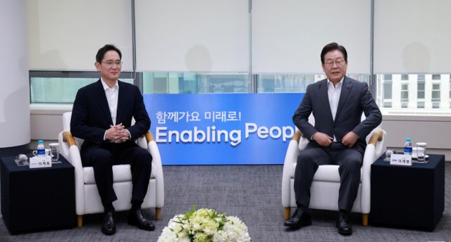 이재명 더불어민주당 대표와 이재용 삼성전자 회장이 20일 서울 강남구 삼성 청년 소프트웨어 아카데미(SSAFY·사피)에서 열린 ‘청년 취업 지원 현장 간담회'에 앞서 환담하고 있다. /사진=공동취재(뉴시스)