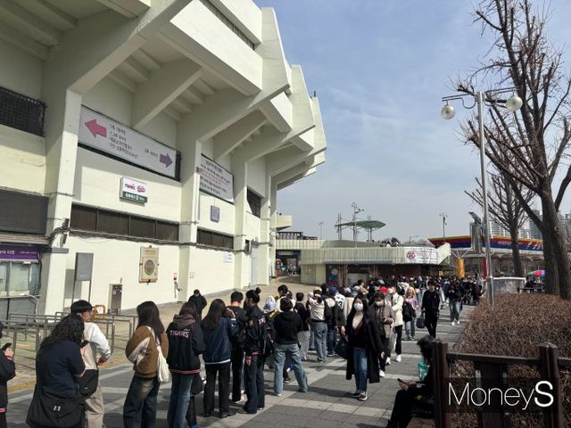 KBO리그 시범경기가 지난해에 9만명 이상 증가한 관중을 동원하며 2년 연속 1000만 관중 돌파의 청신호가 됐다. 사진은 지난 13일 서울 잠실야구장을 찾은 관중들이 KIA타이거즈와 두산 베어스의 시범경기를 보기 위해 몰려든 모습. /사진=최진원 기자