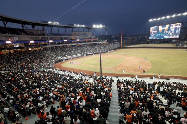 한화 이글스가 새 홈구장인 대전 한화생명 볼파크로 이사하면서 더 많은 관중을 모을 전망이다. 사진은 지난 17일 대전 한화생명볼파크에서 열린 한화 이글스와 삼성 라이온즈의 경기. /사진=뉴스1