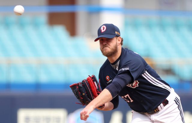 외국인 선수 부상으로 고생했던 두산 베어스가 메이저리그 출신 외국인 투수 2명을 영입했다. 사진은 2025시즌 시범경기에 선발 등판한 두산 베어스 콜 어빈의 모습. /사진=뉴시스