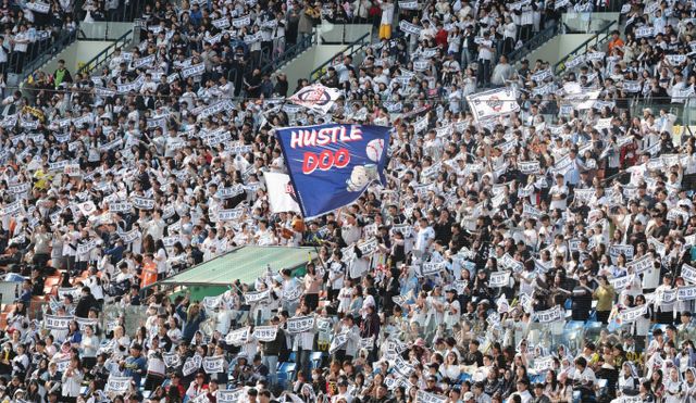 오는 22일부터 23일까 열리는 '2025 프로야구 개막전'으로 인해 잠실에 관람객이 몰릴 것으로 예상돼 대중교통 이용 당부가 나오고 있다. 사진은 지난 14일 서울 송파구 잠실야구장에서 열린 2025 프로야구 두산 베어스와 KIA 타이거즈의 시범경기, 두산 관중들이 응원하는 모습. /사진=뉴시스