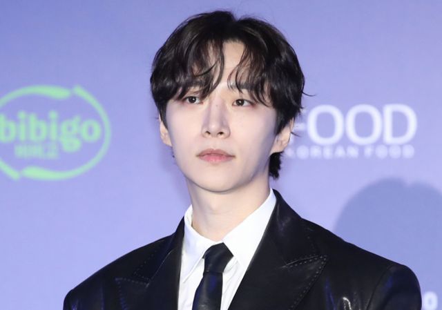 가수 겸 배우 이준호가 17년을 함께한 JYP엔터테인먼트를 떠난다.사진은 지난해 11월 오사카 쿄세라 돔에서 열린 '2024 마마 어워즈'(MAMA AWARDS) 레드카펫 행사에 참석한 그룹 2PM 멤버 이준호. /사진=뉴스1