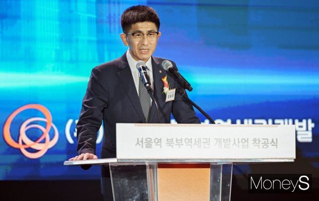 한화 건설부문은 첨단·특화 건설분야 등 성장 가능성이 높은 핵심 전략사업에 집중해 수익성을 확보할 계획이다. 사진은 지난해 서울역 북부역세권 개발사업 착공식에서 김승모 한화 건설부문 대표이사가 축사를 전하는 모습. /사진=임한별 기자