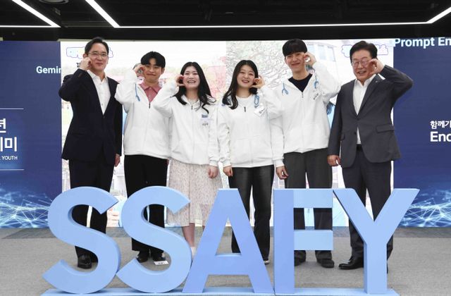 이재명 더불어민주당 대표와 이재용 삼성전자 회장이 20일 오전 서울 강남구 삼성 청년 소프트웨어 아카데미(SSAFY·사피)에서 교육생들과 기념촬영을 하고 있다. /사진=뉴시스 