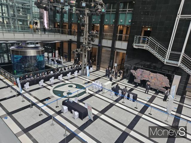 서울 강남구 포스코센터에서 20일 열린 포스코홀딩스 주총은 소란이 가득했다. 사진은 포스코센터 1층에 마련된 주주 명부 확인 장소. /사진=최유빈 기자 