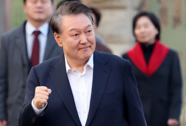 헌법재판소가 윤석열 대통령 탄핵심판 선고기일을 이번 주 내에 지정하지 않겠다고 발표했다. 사진은 법원의 구속취소 청구 인용으로 석방된 윤석열 대통령 모습. /사진=뉴스1