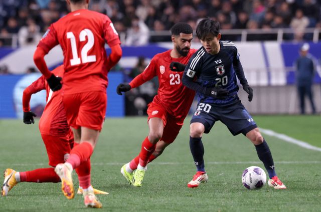 일본 축구대표팀이 바레인을 제압하고 월드컵 본선 진출을 확정지었다. 사진은 일본 사이타마 스타디움에서 열린 2026 북중미월드컵 아시아 지역 3차 예선 C조 7차전 일본과 바레인의 경기에 선발 출전한 쿠보 다케후사(오른쪽)의 모습. /사진=로이터