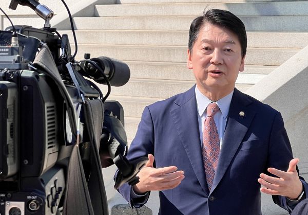 안철수 국민의힘 의원은 더불어민주당이 본인을 명예훼손죄로 고발한 것을 두고 이재명 대표의 진료기록을 공개하라고 제안했다. 사진은 안철수 국민의힘 의원이 브리핑하는 모습. /사진=뉴스1