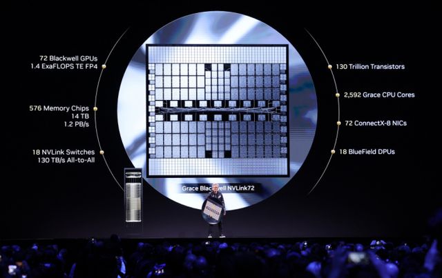젠슨 황 엔비디아 최고경영자(CEO)가 'CES 2025' 개막을 하루 앞둔 1월6일(현지시간) 미국 네바다주 라스베이거스 만달레이베이 컨벤션센터에서 가진 기조연설을 하는 모습. /사진=뉴스1