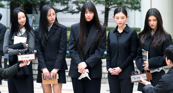 그룹 뉴진스 멤버 측이 독자 활동에 제동이 걸린 가운데, 법원의 가처분 결정에 대해 입장을 밝혔다. 사진은 그룹 뉴진스(NJZ 하니, 민지, 혜인, 해린, 다니엘)가 지난 7일 오후 서울 서초구 서울중앙지방법원에서 열린 '어도어, 뉴진스 상대 기획사 지위보전 및 광고계약 체결 등 금지 가처분' 심문기일을 마친 후 취재진의 질문에 답변하고 있는 모습. /사진=뉴시스