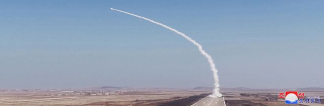 북한이 양산에 착수한 최신형 지대공 미사일이 시험발사에 성공했다고 전했다. 사진은 김정은 국무위원장이 지난 20일 시험발사 현장을 찾아 참관하는 가운데 미사일 발사체가 발사되고 있는 장면. /사진=로이터