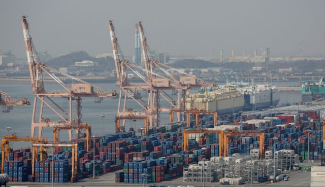 경기 평택시 포승읍 평택항 수출 야적장에 컨테이너들이 쌓여있다. / 사진=뉴스1 김영운 기자 /사진=(평택=뉴스1) 김영운 기자