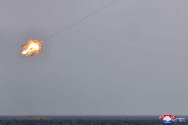 북한이 양산에 착수한 최신형 지대공 미사일이 시험발사에 성공했다고 전했다. 사진은 김정은 국무위원장이 지난 20일 시험발사 현장을 찾아 참관하는 가운데 미사일 발사체가 표적을 명중해 공중에서 폭발하는 장면. /사진=로이터