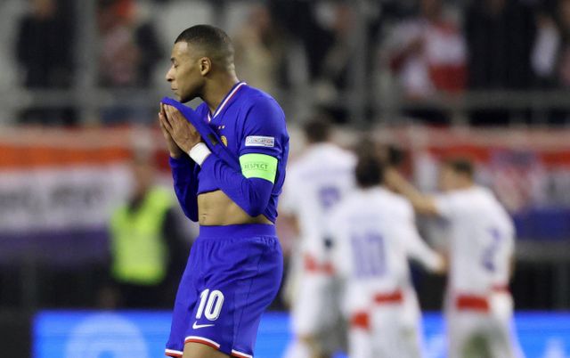 킬리안 음바페가 6개월 만에 프랑스 대표팀에 복귀했지만 팀의 0-2 패배를 막지 못했다. 사진은 21일(한국시각) 크로아티아 스플릿 스타디온 폴주드에서 열린 유럽축구연맹(UEFA) 네이션스리그(UCL) 8강 1차전 프랑스와 크로아티의 경기에서 패배한 직후 킬리안 음바페의 모습. /사진=로이터