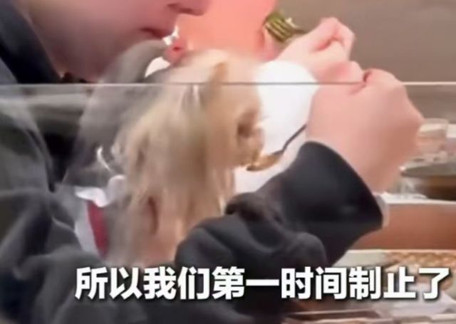 손님들이 사용하는 숟가락으로 반려견에게 먹이를 준 여성이 포착됐다. /사진=지무뉴스 캡처