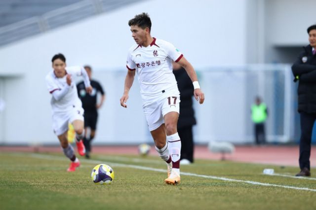 지난16일 K리그1 5라운드 김천전 광주FC 헤이스가 드리블을 펼치고 있다./사진=광주FC