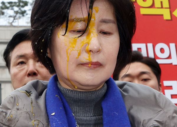 윤상현 국민의힘 의원이 백혜련 더불어민주당 의원의 날달걀 사건에 대해 자작극 가능성을 제기했다. 사진은 백혜련 더불어민주당 의원이 지난 20일 오전 서울 종로구 헌법재판소 앞에서 날달걀을 맞은 모습. /사진=뉴시스