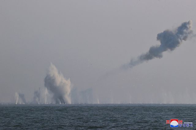 북한이 양산에 착수한 최신형 지대공 미사일이 시험발사에 성공했다고 전했다. 사진은 김정은 국무위원장이 지난 20일 시험발사 현장을 찾아 참관하는 가운데 표적을 명중한 미사일 발사체 부속들이 바다로 떨어지는 장면./사진=로이터