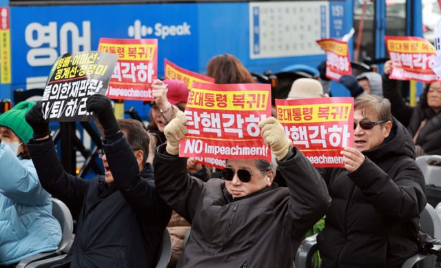 윤석열 대통령 탄핵선고를 앞두고 주말인 토요일 서울 도심 곳곳에서 탄핵 찬반 집회가 열린다. 사진은 지난 18일 서울 종로구 헌법재판소 인근에서 열린 윤 대통령 탄핵 반대 집회 모습. /사진=뉴시스