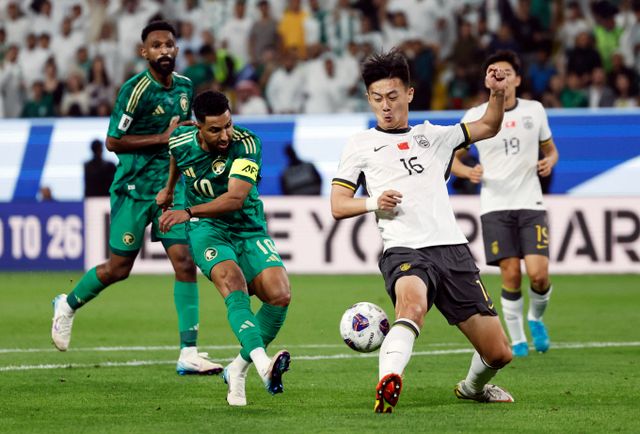 중국이 사우디아라비아에 0-1로 패하며 C조 최하위 탈출에 실패했다. 사진은 21일(한국시각) 사우디 리야드에셔 열린 2026 북중미 월드컵 아시아지역 3차 예선 C조 7차전 중국과 사우디아라비아의 경기에 선발 출전한 살렘 알 다아사리(왼쪽)와 쉔롱 지앙의 모습. /사진=로이터