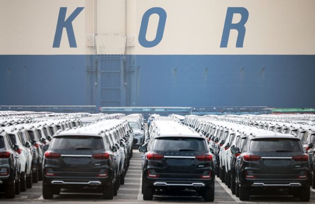 지난해 GM한국사업장 전체 판매량의 84%가 미국 수출 물량으로 파악됐다. 사진은 경기 평택시 평택항에 수출용 자동차가 선적 대기 중인 모습. 사진 속 자동차는 기사 내용과 관련 없음. /사진=뉴시스