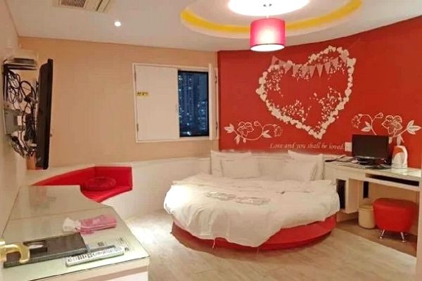 윤석열 대통령에 대한 헌법재판소의 탄핵심판 선고가 장기화되면서 경찰관의 피로도가 임계치에 달하고 있다. 사진은 한 지방청 기동대 소속 경찰관이 '블라인드'에 올린 숙소 모습. /사진=블라인드 캡처