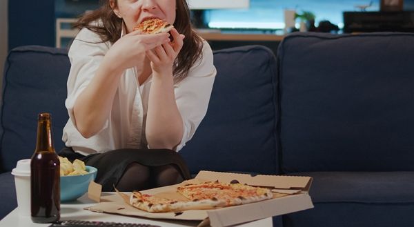 매일 아프다는 이유로 어린 자녀를 방치하는 아내때문에 고민이라는 남성의 사연이 전해졌다. 사진은 기사와 직접적인 관련이 없음. /사진=이미지투데이