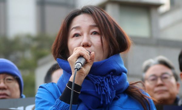 경찰이 이재정 더불어민주당 의원이 헌법재판소 인근에서 폭행당했다고 신고한 사건에 대한 내사에 착수했다. 사진은 이재정 더불어민주당 의원이 지난 20일 오후 서울 종로구 헌법재판소 앞에서 기자회견 하는 모습. /사진=뉴시스