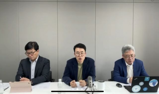 진양곤 HLB그룹 회장이 미국 식품의약국(FDA) CRL(보완요청서) 요구에 따른 향후 계획 등을 21일 온라인 기자간담회에서 언급했다. 사진은 기자간담회에 참석한 진 회장(가운데). /사진=온라인 기자간담회 화면 캡처