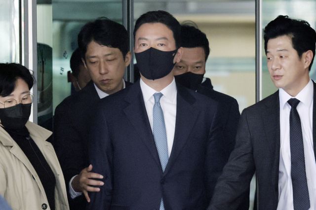 윤석열 대통령 체포를 방해한 혐의를 받고 있는 김성훈 경호차장과 이광우 경호본부장에 대한 구속영장이 기각됐다. 사진은 김 차장(가운데)이 21일 서울서부지방법원에서 열린 영장실질심사를 받은 후 대기 장소로 가기 위해 이동하는 모습. /사진=뉴시스 