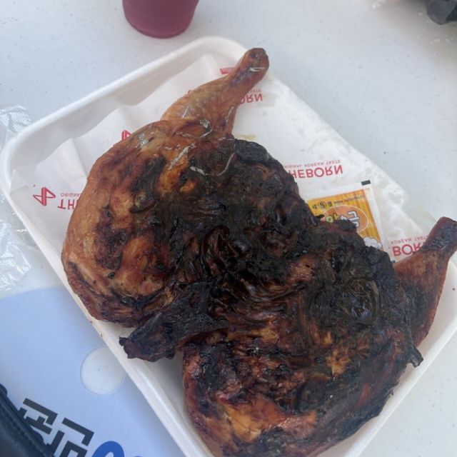 최근 계속된 구설수에 오르내린 더본코리아가 지난해 맥주 축제 사진이 공개되면서 위생 논란에 휩싸였다. 사진은 21일 온라인 커뮤니티 상에서 화재가 된 예산 맥주페스티벌 2024 당시 팬매됐던 통닭의 사진. /사진=온라인 커뮤니티 캡처