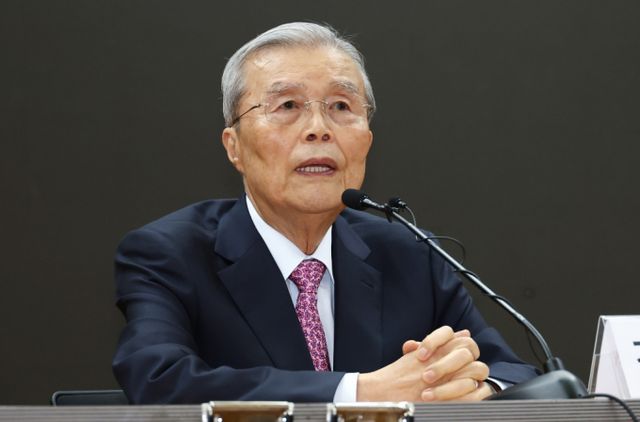 윤석열 대통령 부부가 연루된 정치브로커 명태균씨의 공천개입 및 여론조사 조작 의혹을 수사하는 검찰이 김종인 전 국민의힘 비상대책위원장을 소환했다. 사진은 지난해 11월 서울 여의도 의원회관에서 트럼프 당선과 한국정치의 과제를 주제로 강연에 나선 김종인 전 국민의힘 비상대책위원장. /사진=뉴스1