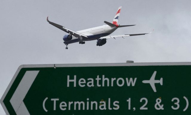 가장 바쁜 공항으로 알려진 런던 히스로 공항이 변전소 화재로 인한 정전으로 폐쇄됐다.사진은 영국항공 여객기가 히스로 공항에 착륙하는 모습. /사진=로이터